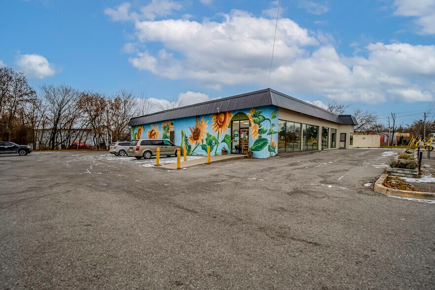 More Photos Of 904 Water St, Peterborough Freestanding For Lease