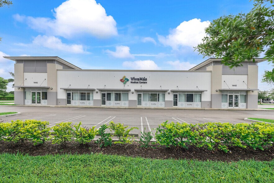 More Photos Of 1400-1420 NE 8th St, Homestead Storefront For Lease