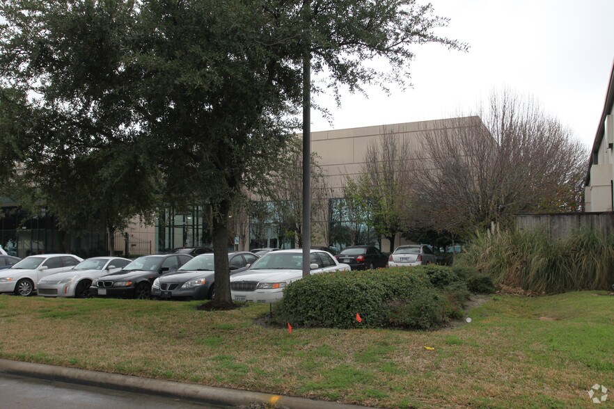 More Photos Of 16503 Air Center Blvd, Houston Unknown For Lease