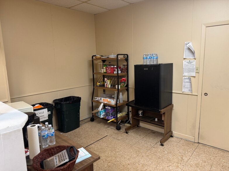 More Photos Of 306 W Main St, Atlanta Freestanding For Sale