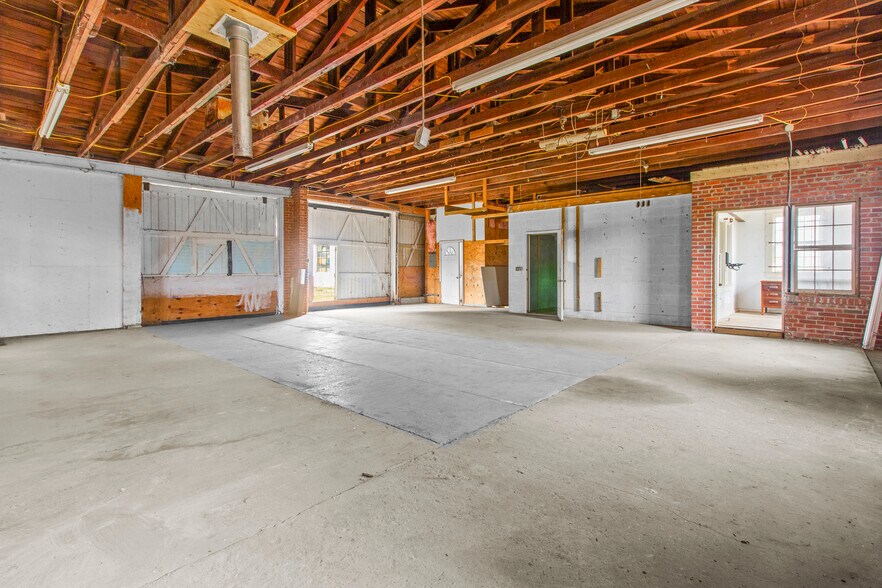 More Photos Of 470 N 4th St, Aurora Freestanding For Sale