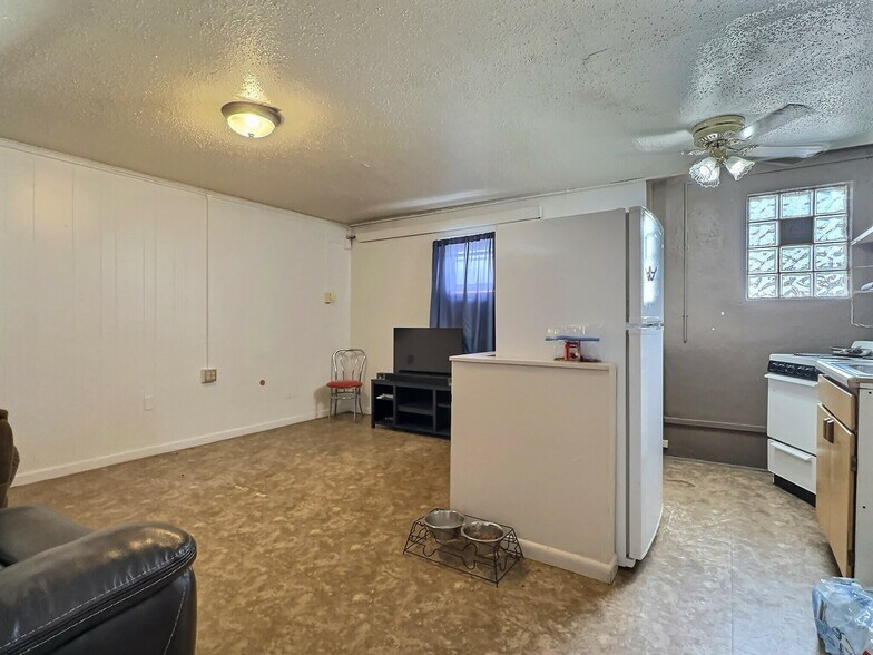 More Photos Of 203 E Cleveland St, Sundance Storefront Retail Office For Sale