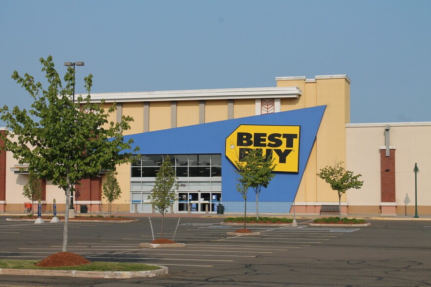 More Photos Of 376 Universal Dr N, North Haven Storefront For Lease