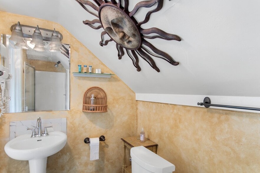More Photos Of 532 Beach Dr NE, Saint Petersburg Hospitality For Sale