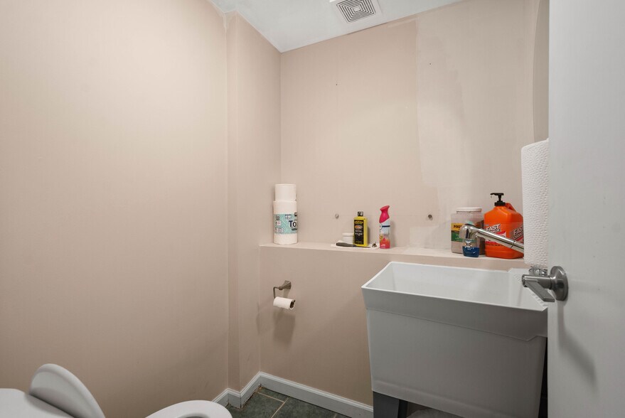 More Photos Of 700 5th Ave, Coraopolis Showroom For Sale