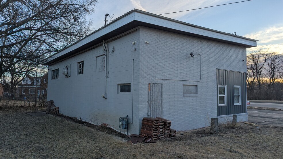 More Photos Of 2315 S Main St, Rockford General Retail For Sale