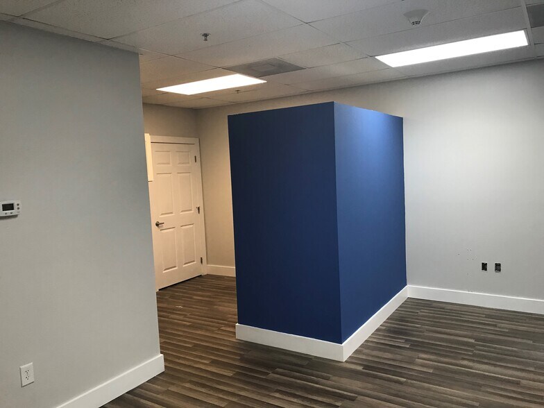 More Photos Of 787 Commerce Dr, Venice Warehouse For Lease