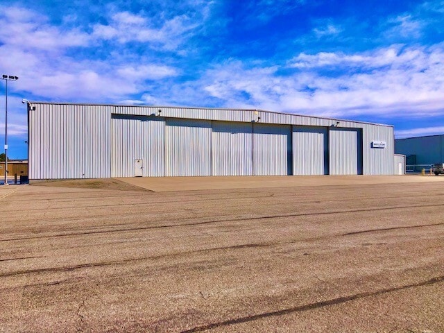 More Photos Of 7761 S Peoria St, Englewood Airplane Hangar For Lease