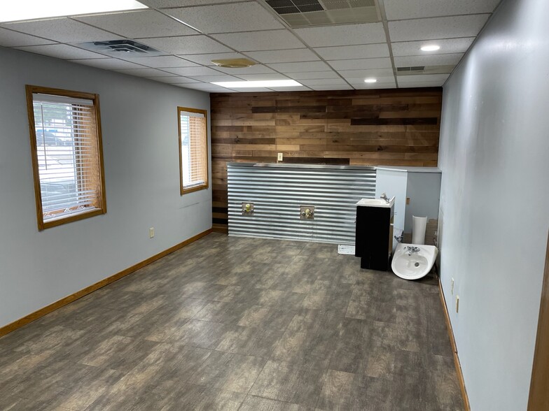 More Photos Of 6904 Gratiot Rd, Saginaw Office For Lease