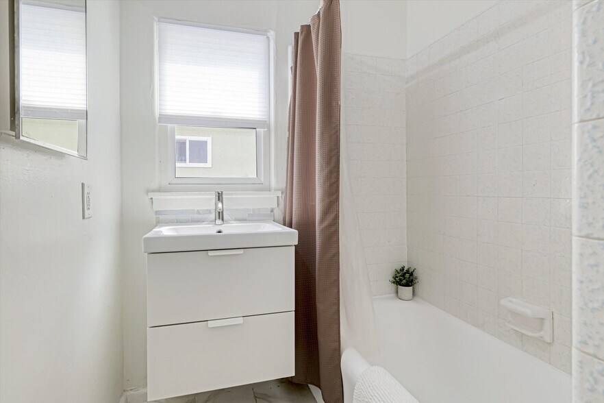 More Photos Of 153-157 W Channel Rd, Santa Monica Apartments For Sale