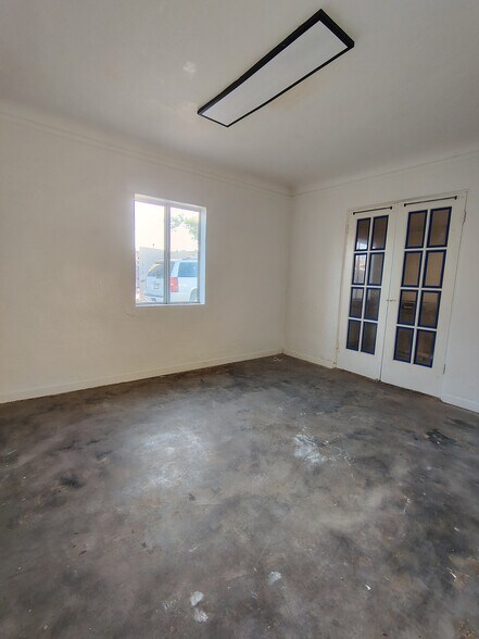 More Photos Of 219 W Mahoney Ave, Mesa Service For Lease