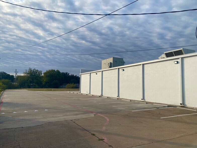 More Photos Of 5040 S Loop 340, Robinson Storefront Retail Office For Sale