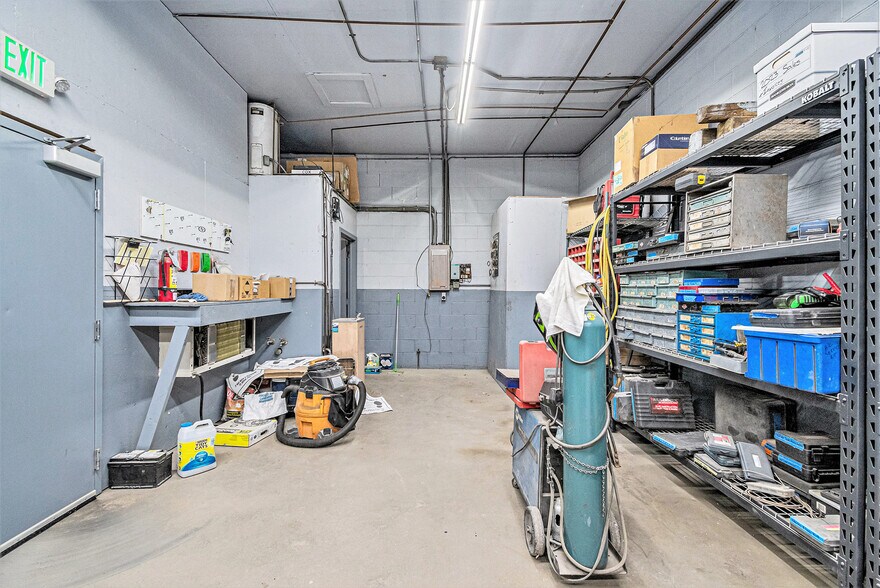 More Photos Of 1023 N 16th St, Council Bluffs Auto Repair For Sale