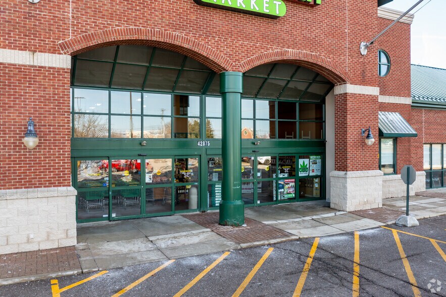 More Photos Of 42875 Grand River Ave, Novi Freestanding For Lease