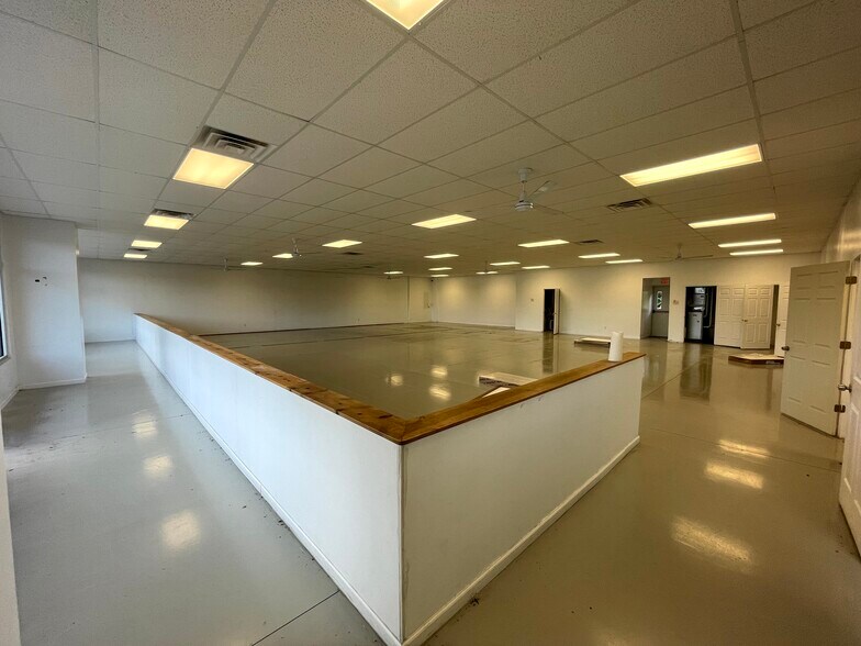 More Photos Of 2018 Maxwell Ave, Evansville Storefront For Sale