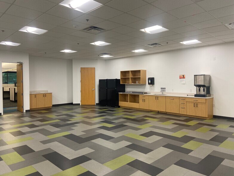 More Photos Of 400 Butler Farm Rd, Hampton Office For Lease