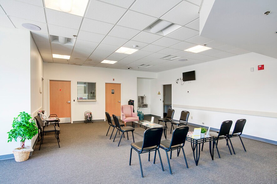 More Photos Of 16635 N 43rd Ave, Phoenix Medical For Lease
