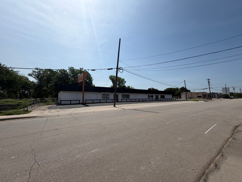 More Photos Of 1010 N Tennessee St, McKinney Freestanding For Sale