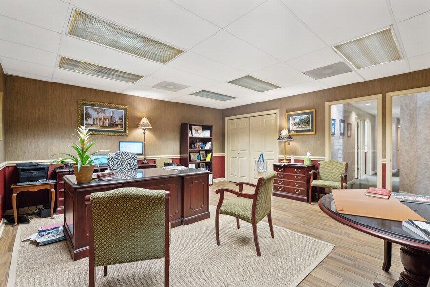 More Photos Of 15 Gamecock Ave, Charleston Office For Sale