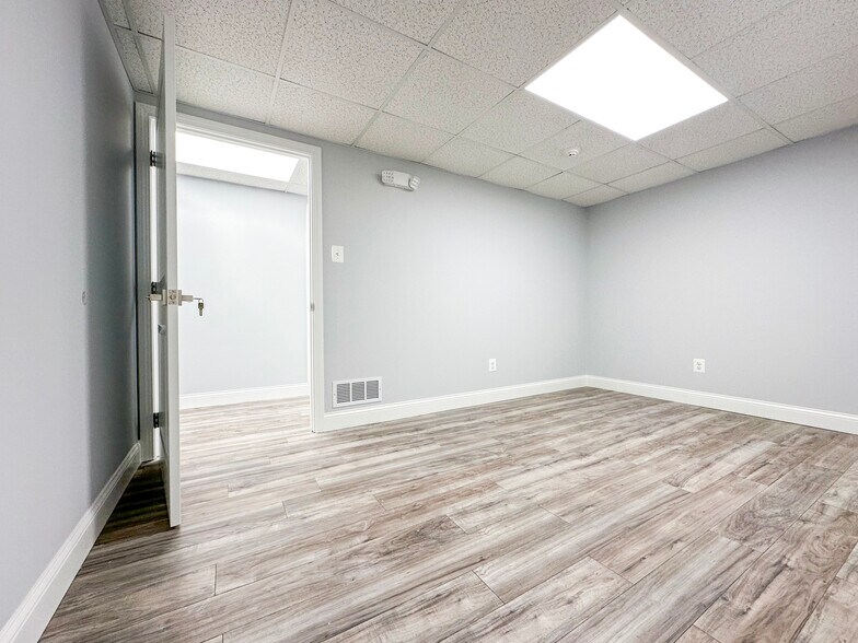 More Photos Of 406 E Pennsylvania Blvd, Feasterville Trevose Light Distribution For Lease