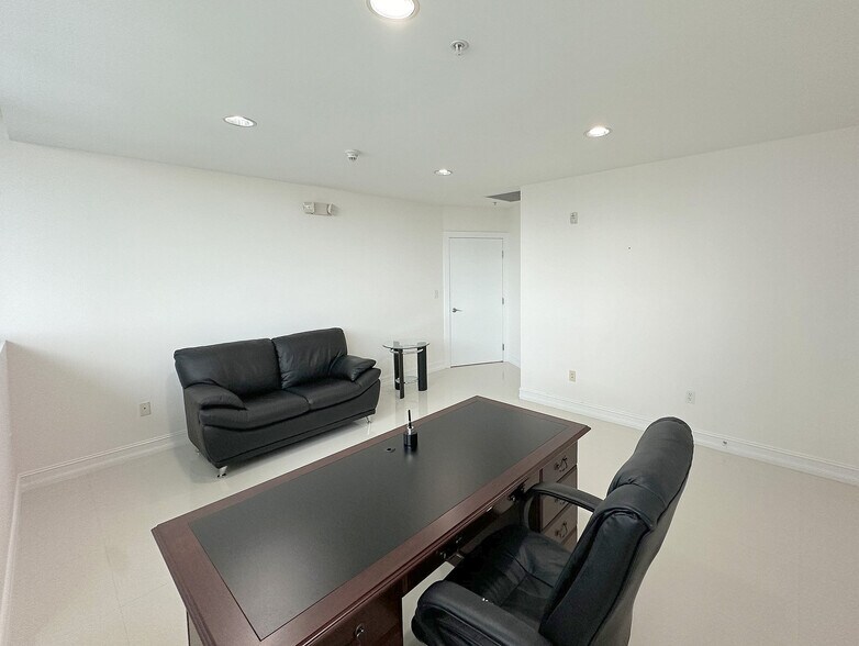 More Photos Of 900-990 Biscayne Blvd, Miami Apartments For Sale