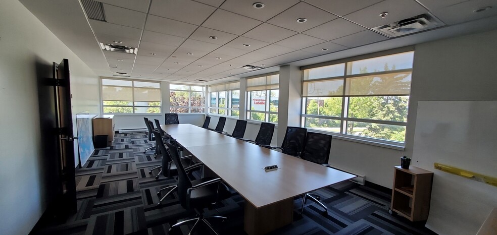 More Photos Of 2695 Av Dollard, Montréal Warehouse For Sale