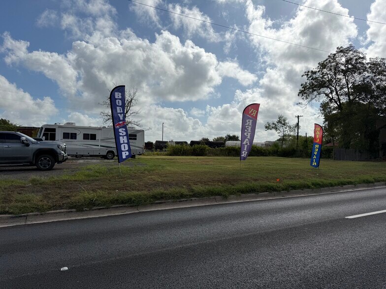 More Photos Of 1111 S Market St, Hearne Flex For Sale