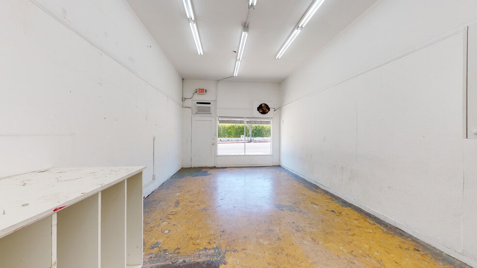 More Photos Of 13031 Montana Ave, Los Angeles Freestanding For Lease