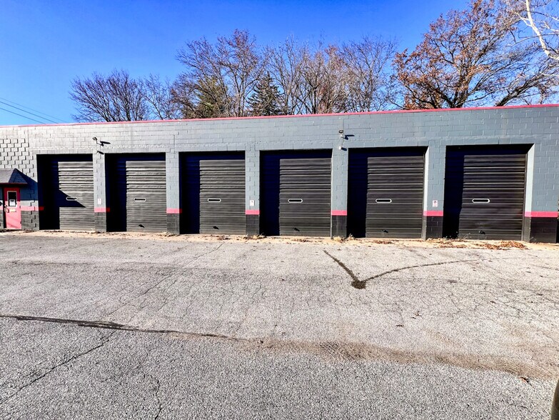 More Photos Of 1005 N Belt W, Belleville General Retail For Sale