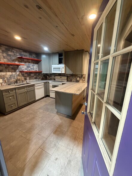 More Photos Of 3899 Ulmerton Rd, Clearwater Storefront For Lease