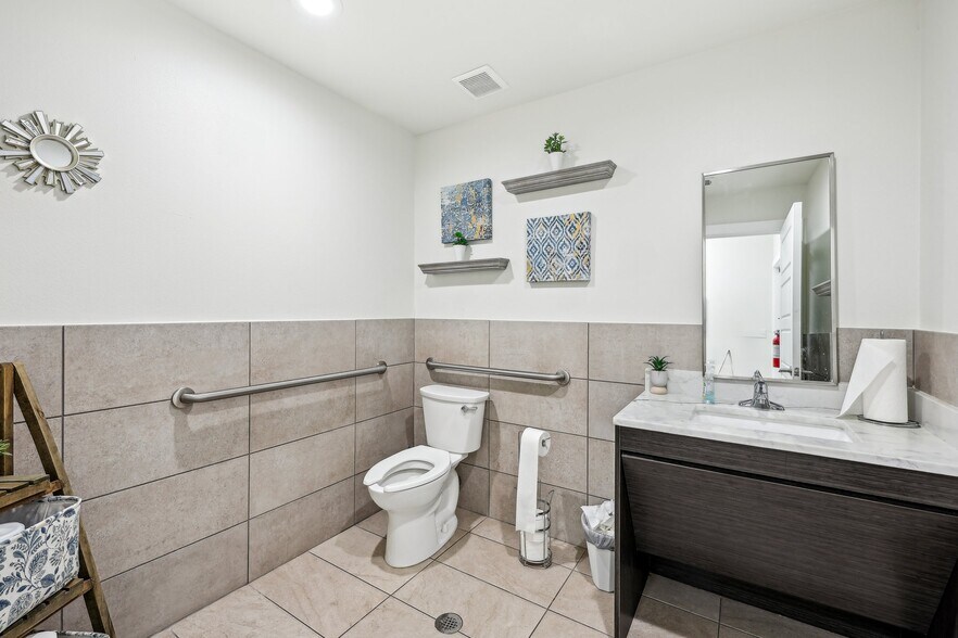 More Photos Of 217 E Debbie Ln, Mansfield Medical For Lease