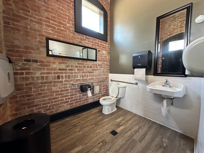 More Photos Of 917 W 44th St, Kansas City Restaurant For Sale