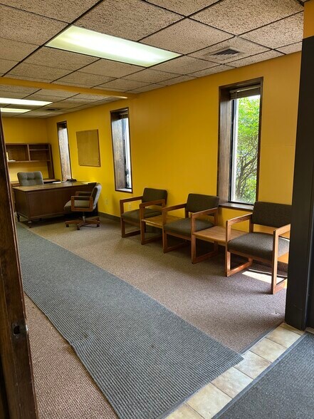 More Photos Of 105 W Dudley Town Rd, Bloomfield Warehouse For Lease