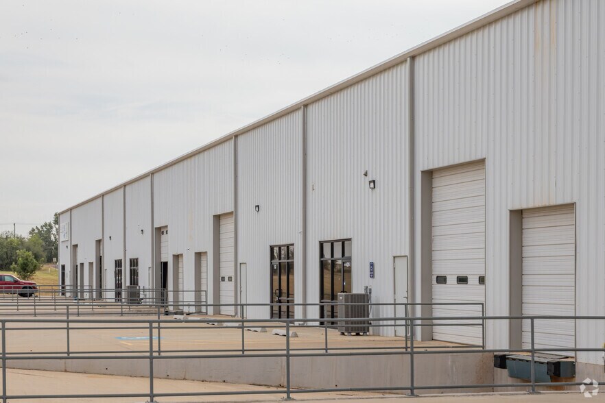 More Photos Of 8009 N Glade Ave, Oklahoma City Warehouse For Lease