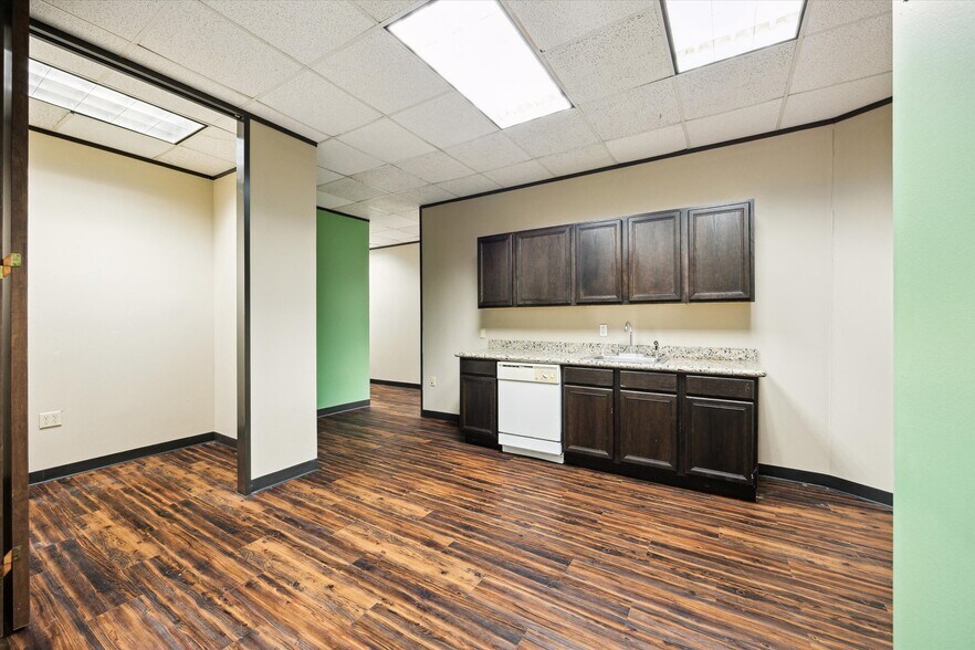 More Photos Of 12727 Featherwood Dr, Houston Medical For Lease