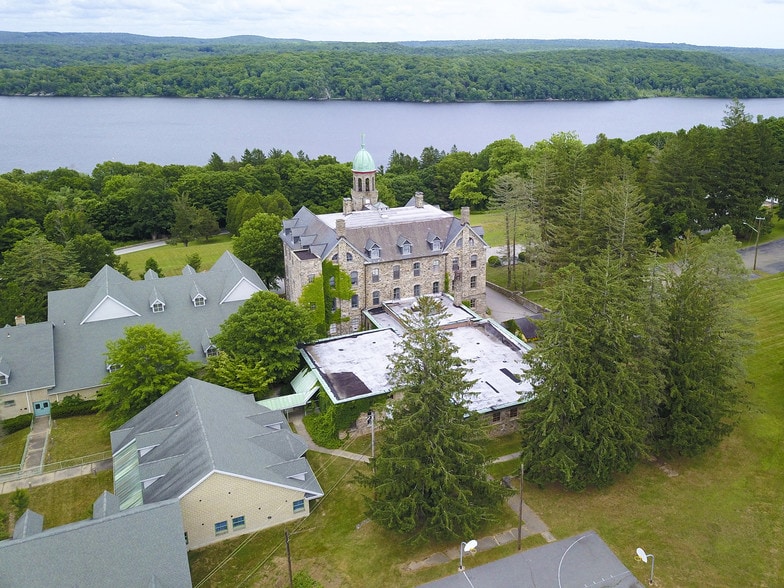 More Photos Of 135 Kirtland St, Deep River Schools For Sale