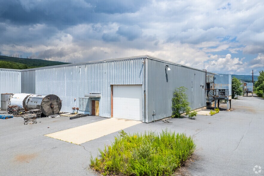 More Photos Of 1000 N South Rd, Scranton Warehouse For Lease