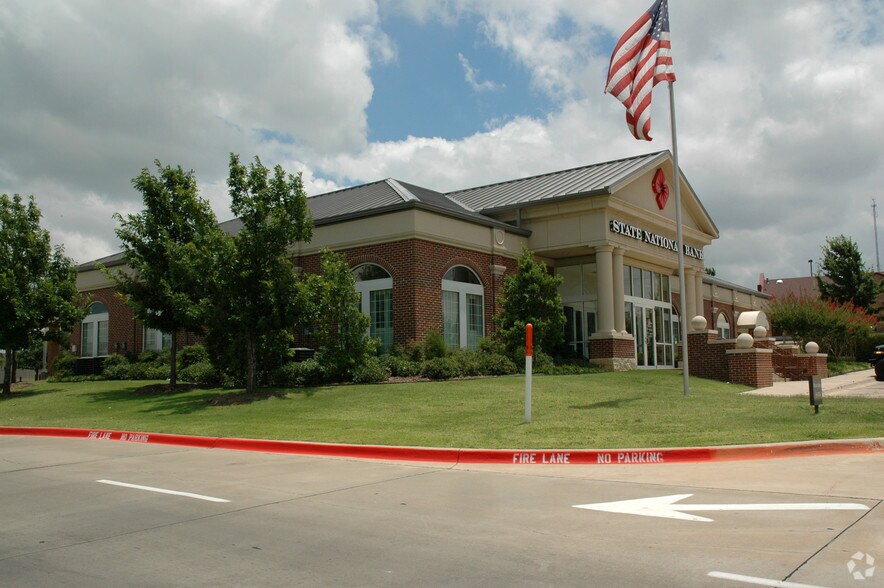 More Photos Of 921 W Lamar Blvd, Arlington Bank For Sale