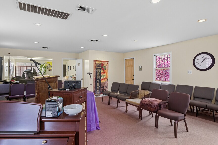 More Photos Of 7601 Crenshaw Blvd, Los Angeles Office For Lease