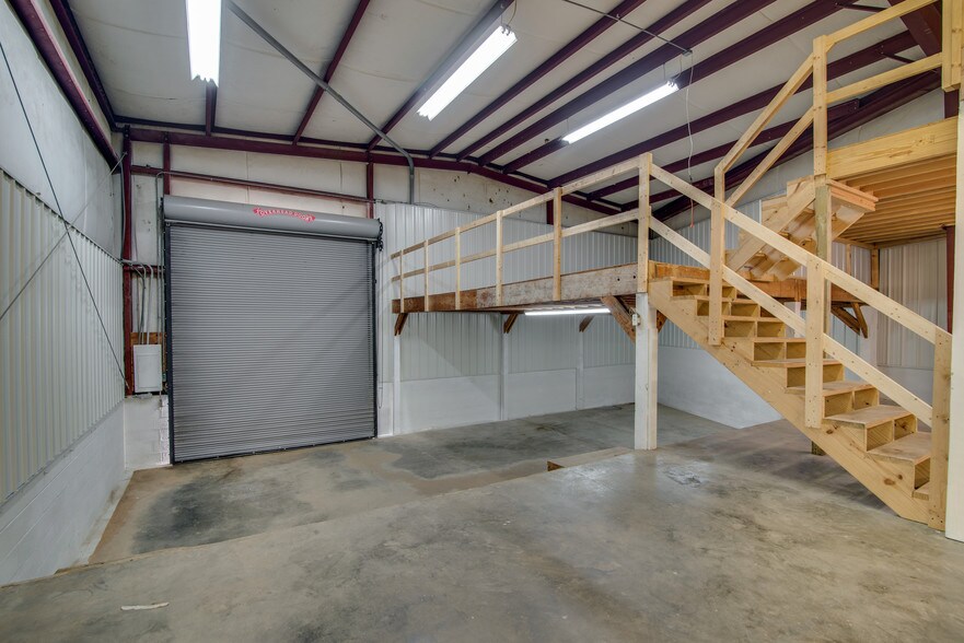 More Photos Of 100 Mooreland Dr, Springfield Warehouse For Lease