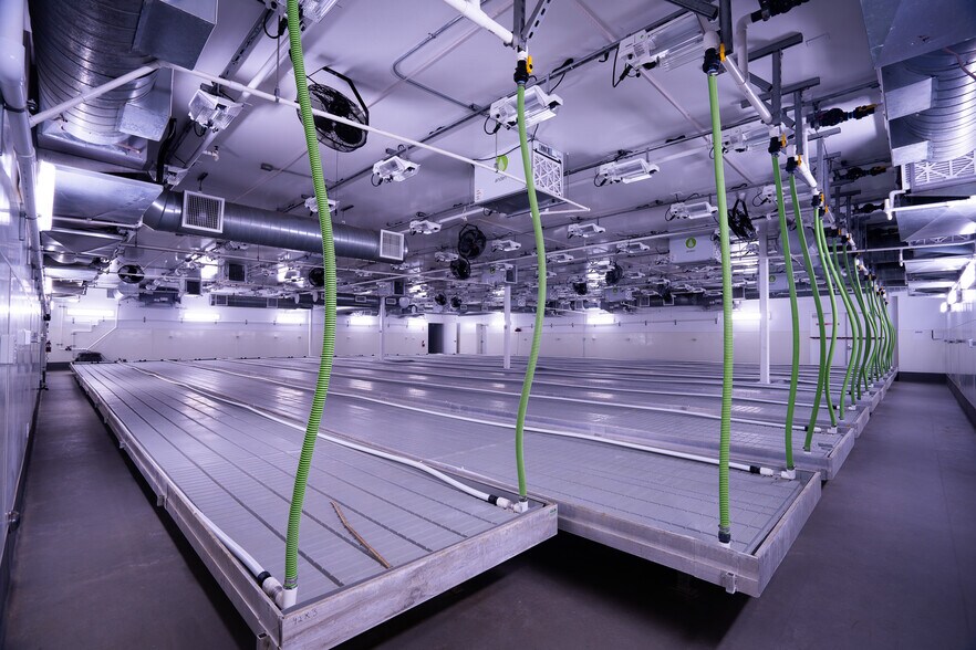 More Photos Of 19533 McLane St, Palm Springs Distribution For Sale