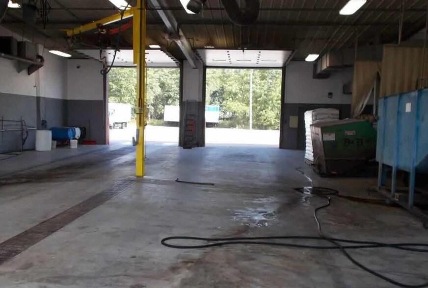 More Photos Of 1200 N 24th St, Manitowoc Showroom For Lease