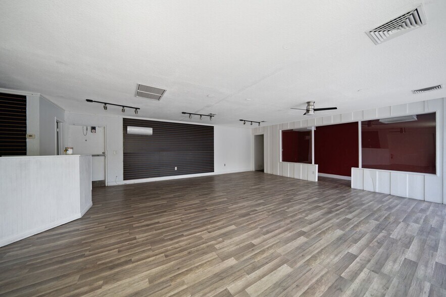 More Photos Of 1631 W Bay Dr, Largo Veterinarian Kennel For Sale