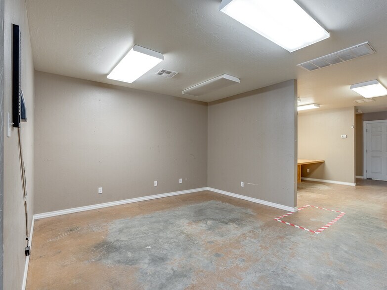 More Photos Of 122 N Hickory, Roff Flex For Sale