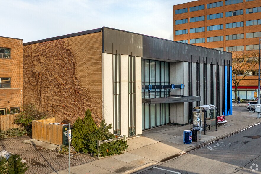 More Photos Of 31 King St, St Catharines Bank For Sale