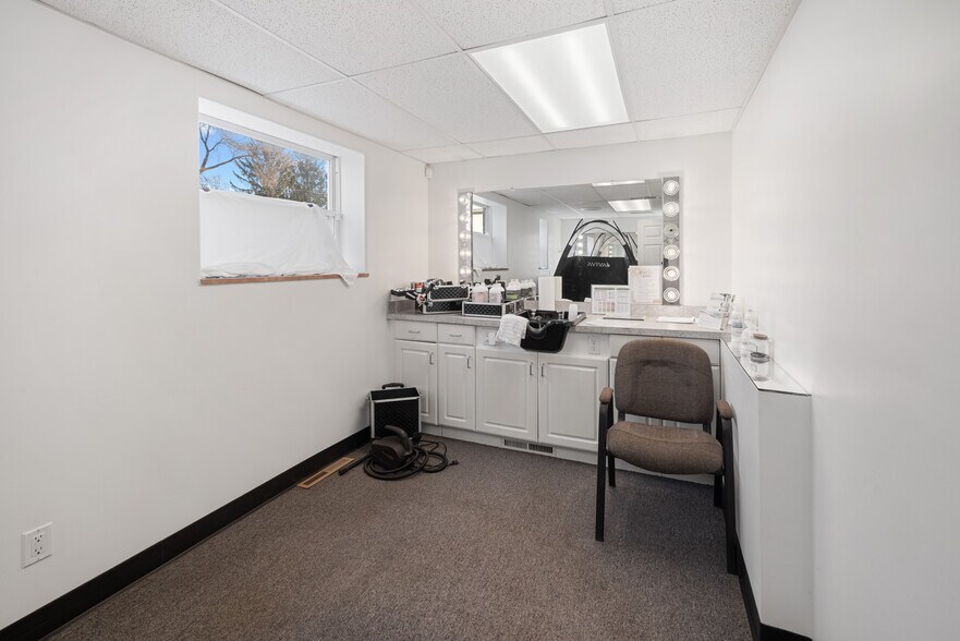 More Photos Of 4680 Dixie Hwy, Waterford Freestanding For Sale