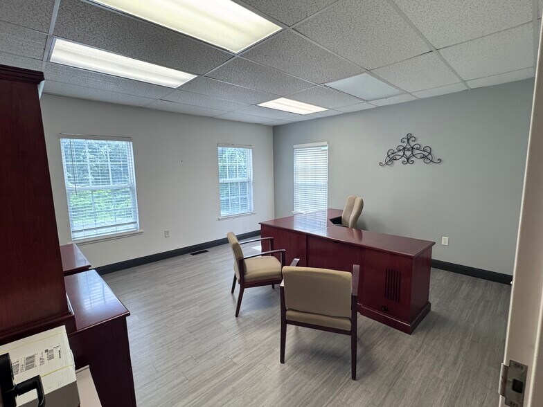 More Photos Of 10 Accountants Cir, Seneca Office Residential For Lease