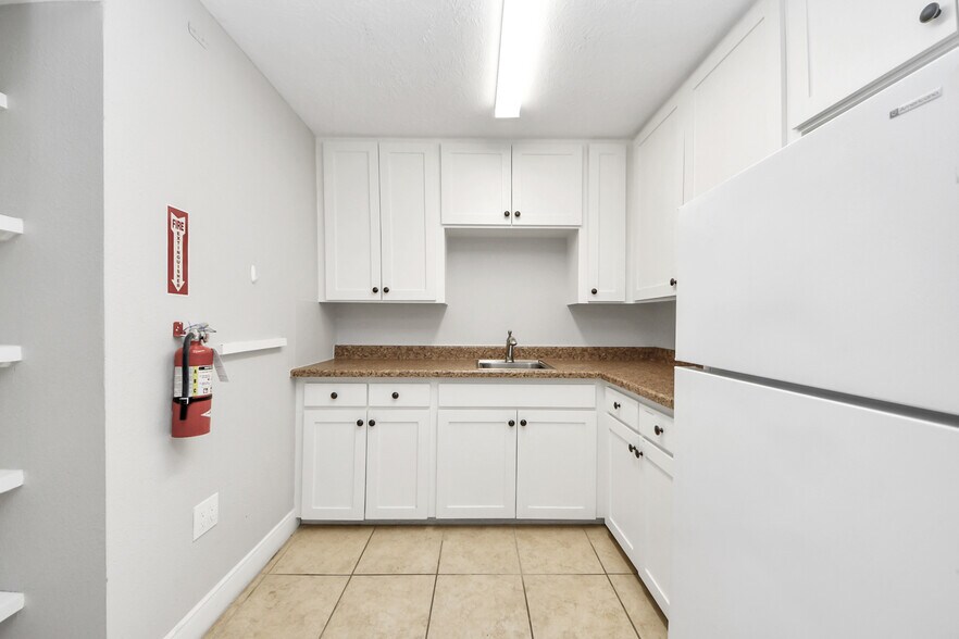 More Photos Of 2001 John St, Pasadena Office For Sale