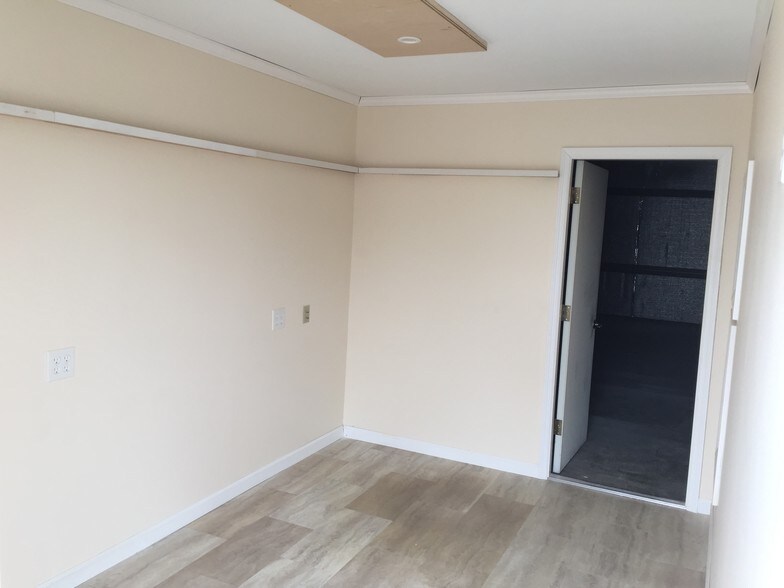 More Photos Of 403 Integrated Ct, DeBary Warehouse For Lease