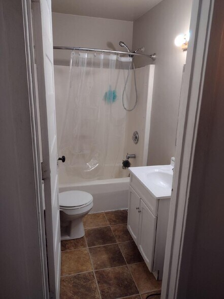 More Photos Of 322 Augusta Ave, Dekalb Dormitory For Sale